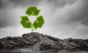 Símbolo reciclaje sobre residuos