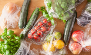 Bolsas de plástico con comida