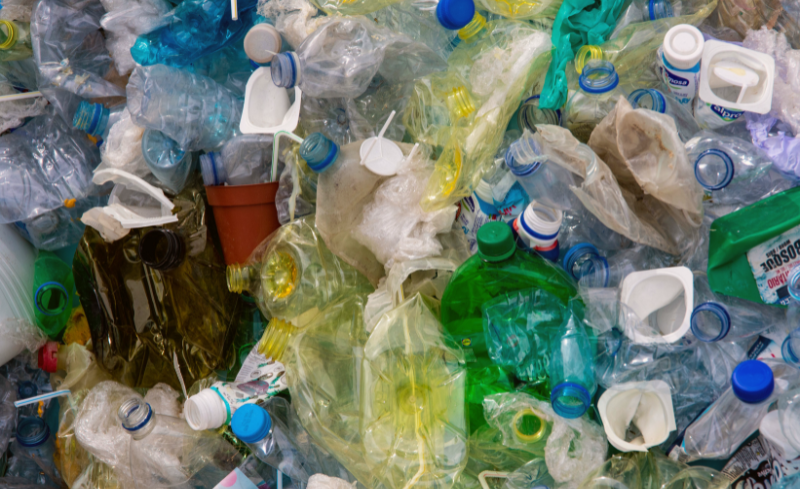 Montón de residuos plásticos variados listos para gestión o reciclaje.