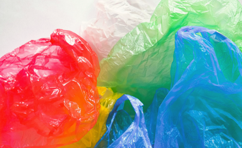 Bolsas de plástico de colores arrugadas y superpuestas.