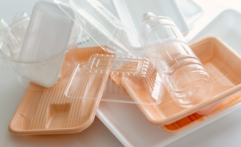 Envases y bandejas de plástico de un solo uso utilizados en alimentación.