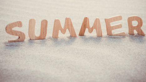 Letras de madera SUMMER sobre arena