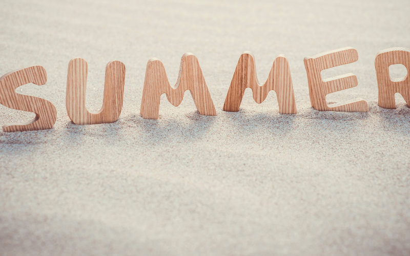Letras de madera SUMMER sobre arena