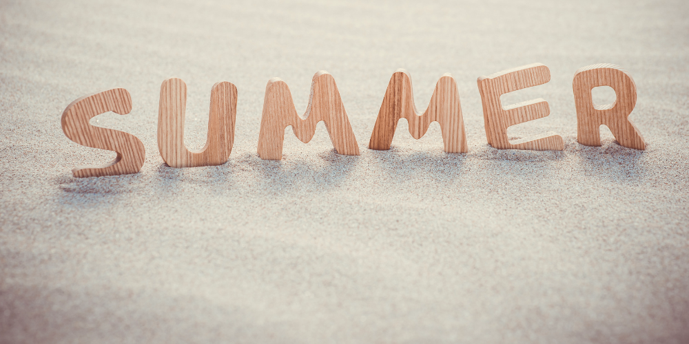 Letras de madera SUMMER sobre arena